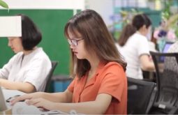 Chị Thu Uyên bị nổi mề đay mãn tính lâu năm, ảnh hưởng đến công việc và cuộc sống